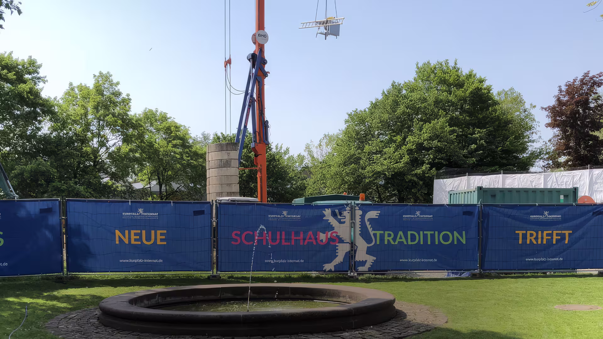 Bauzaun in frischem Gewand