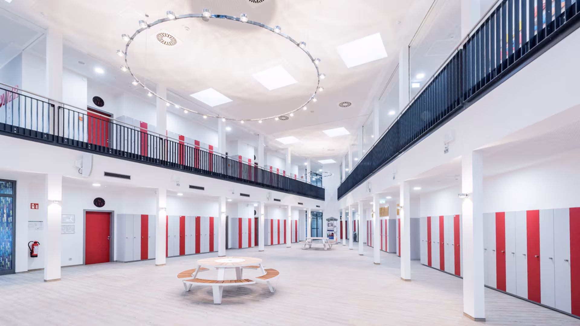 Die Klassenzimmer sind um das Atrium angeordnet