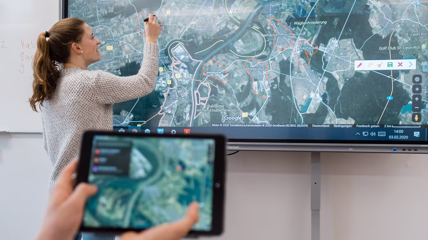 Digitale Arbeit mit Tablet und Board