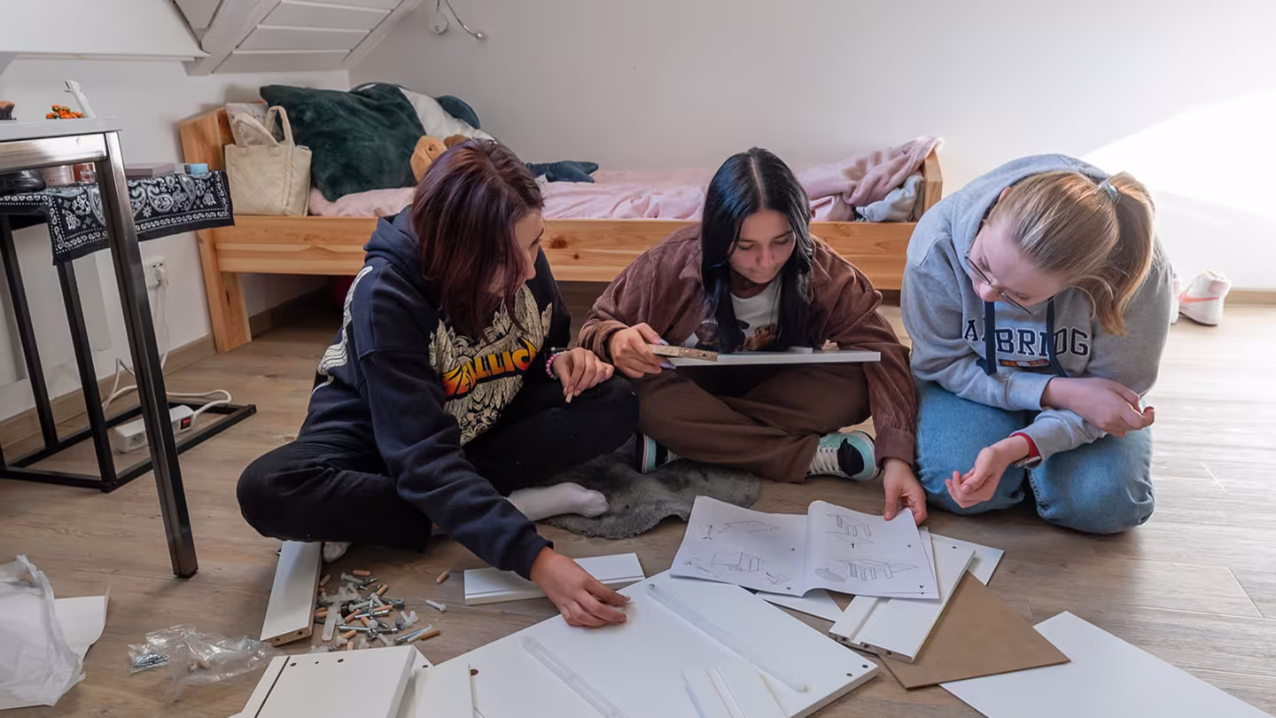 Möbel aufbauen im Internat