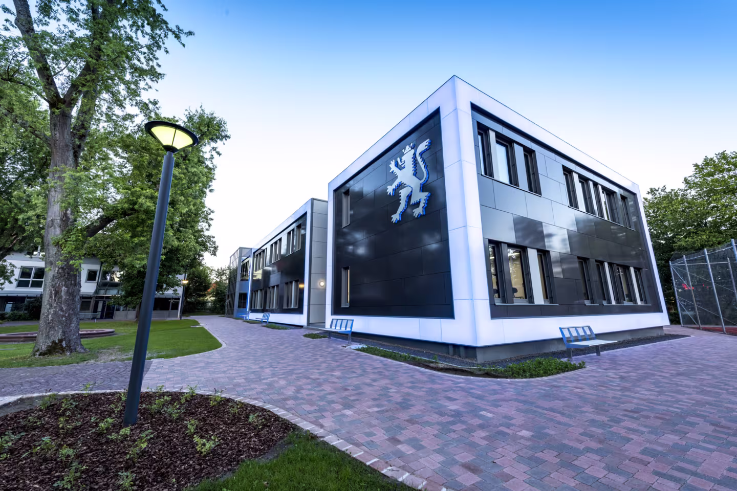 Leuchtendes Gebäude am KPI