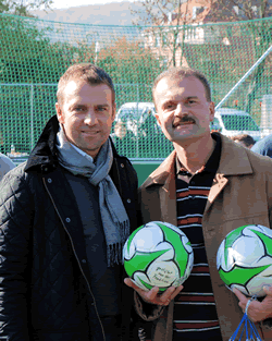 Hansi Flick weiht Minispielfeld ein
