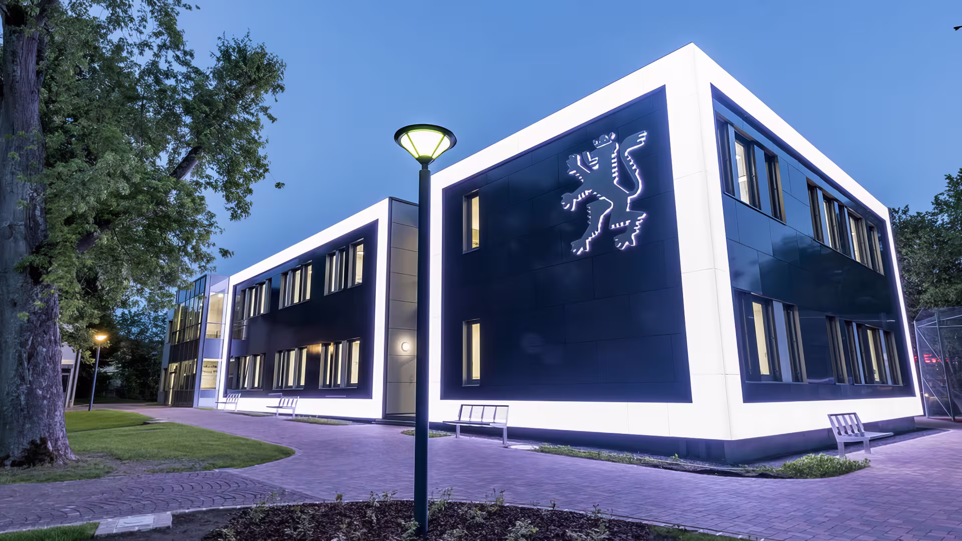 Leuchtendes Gebäude am KPI