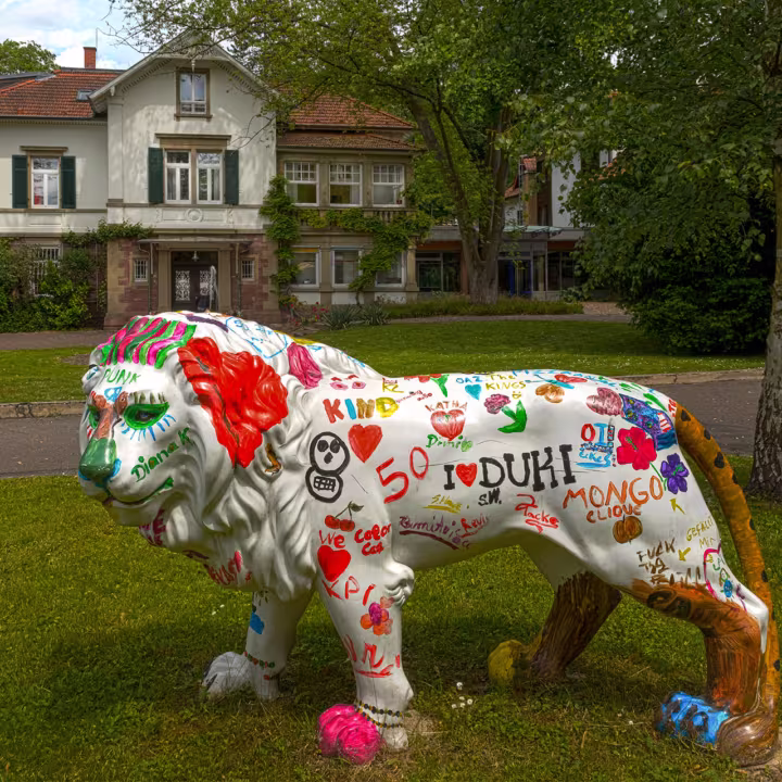 Löwe vor Villa Dierstein